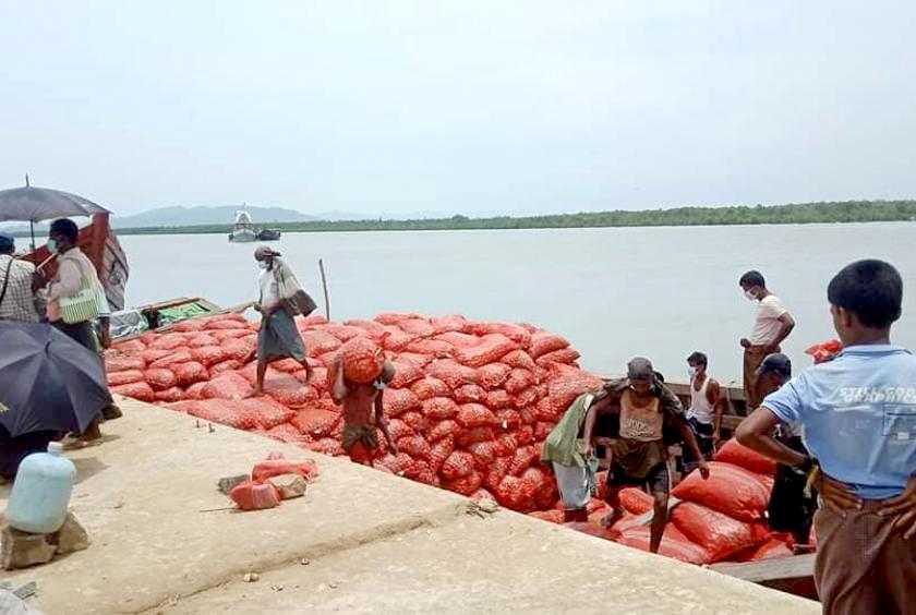 မောင်တောနယ်စပ်ကုန်သွယ်ရေးစခန်းတစ်နေရာကို တွေ့ရစဉ်