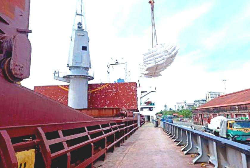 ဘင်္ဂလားဒေ့ရှ်သို့ ဆန်တင်ပို့ရန် ပြင်ဆင်နေမှုကို တွေ့ရစဉ်(ဓာတ်ပုံ-စီးပွား/ကူးသန်း)