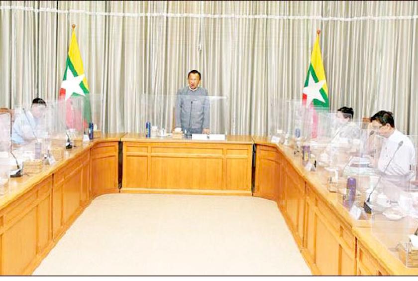 ကိုဗစ်-၁၉ ကြောင့် ဖြစ်ပေါ်လာနိုင်သည့် စီးပွားရေးသက်ရောက်မှုများအပေါ် ကုစားရေးလုပ်ငန်းကော်မတီ၏ အစည်းအဝေးကို တွေ့ရစဉ်