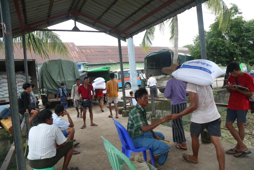 ၀ါးတန်းဆိပ်ကမ်း၌ ဆန်အတင်အချပြုလုပ်နေမှုကို တွေ့ရစဉ်