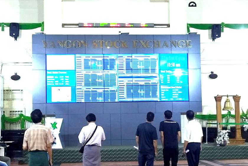 ရန်ကုန်စတော့အိတ်ချိန်းတွင် အရောင်းအဝယ်ဖြစ်မြောက်မှုအခြေအနေကို လာရောက်လေ့လာနေသူများအား တွေ့ရစဉ်