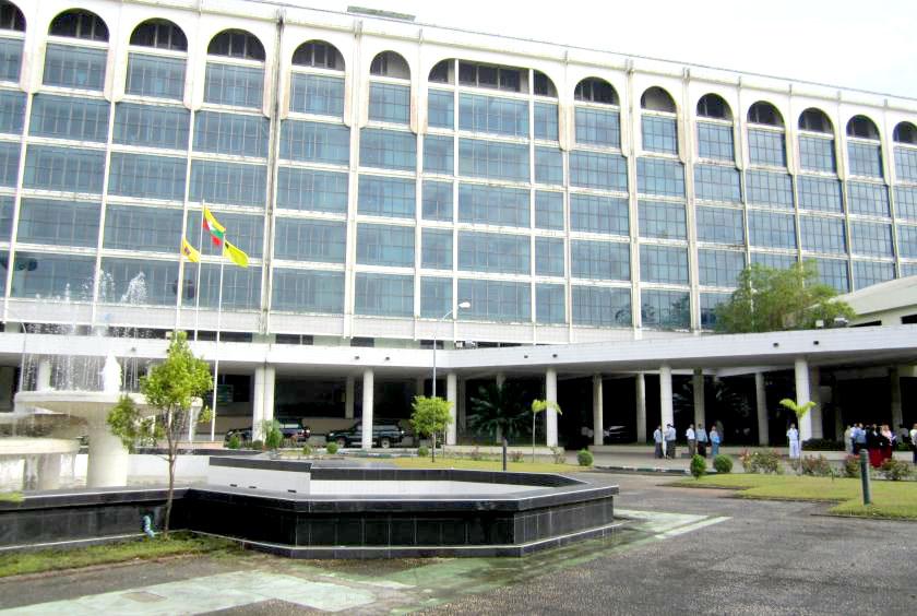ရန်ကုန်မြို့ရှိ မြန်မာနိုင်ငံတော်ဗဟိုဘဏ်ရုံးကို တွေ့ရစဉ်