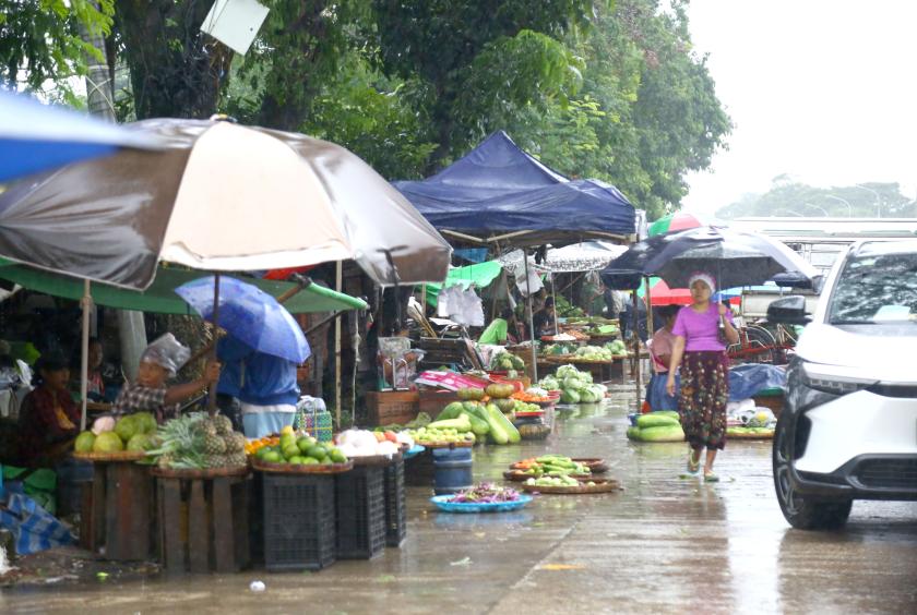 အခြေခံစားသောက်ကုန်များရောင်းချရာ ရန်ကုန်မြို့ရှိ စျေးတစ်ခုကို တွေ့ရစဉ်(ဓာတ်ပုံ-ကြည်နိုင်)