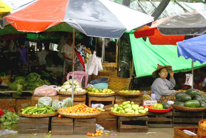 အခြေခံစားသောက်ကုန်များ ရောင်းချရာ ရန်ကုန်မြို့ရှိ စျေးတစ်ခုကိုတွေ့ရစဉ်(ဓာတ်ပုံ-ကြည်နိုင်)