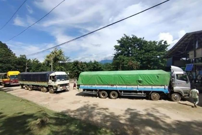 နယ်စပ်မှ အောက်ဆီဂျင်တင်သွင်းလာမှုကိုတွေ့ရစဉ်(ဓာတ်ပုံ-စီးပွား/ကူးသန်း)