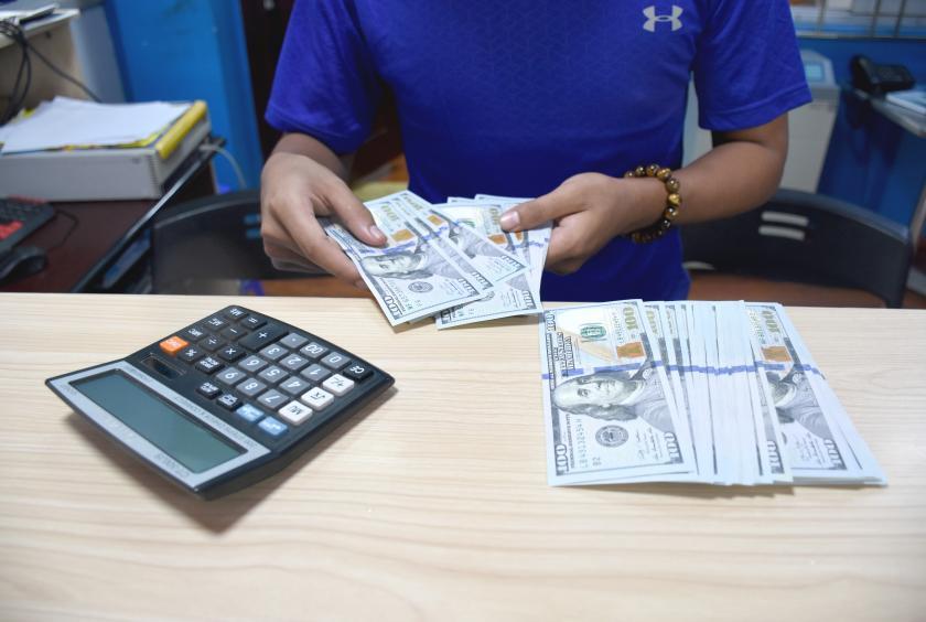 ရန်ကုန်မြို့ရှိ နိုင်ငံခြားငွေလဲကောင်တာ တစ်ခုအားတွေ့ရစဉ်