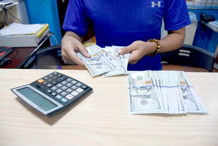 ရန်ကုန်မြို့ရှိ ငွေလဲကောင်တာတစ်ခုအားတွေ့ရစဉ်