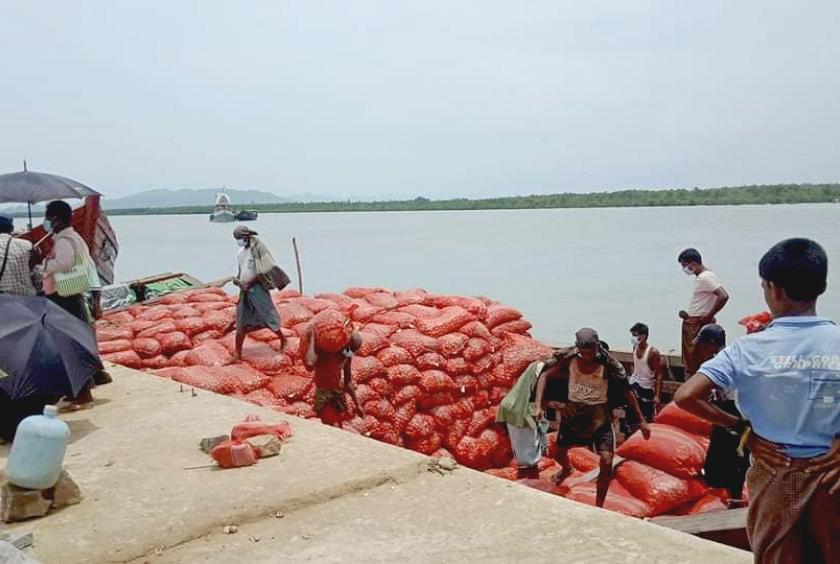 ကုန်သွယ်ရေးဇုန်အတွင်း ကုန်အတင်အချပြုလုပ်နေမှုကို တွေ့ရစဉ်