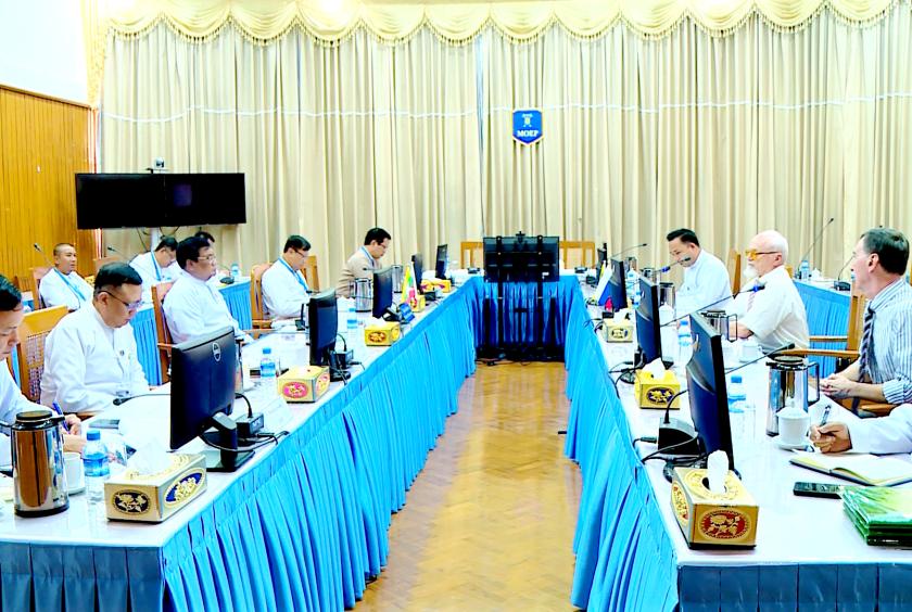 နှစ်နိုင်ငံတာဝန်ရှိသူများ ဆွေးနွေးစဉ်