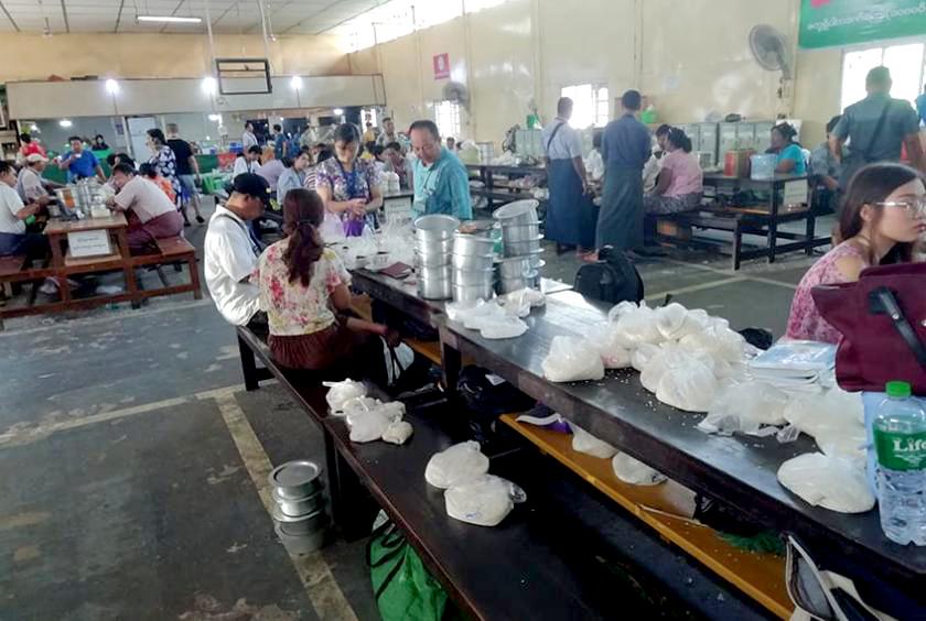 ၀ါးတန်းဆန်ကုန်စည်ဒိုင်အတွင်း ဆန်အရောင်းအဝယ်ပြုလုပ်နေမှုကို  ယခင်နှစ်က တွေ့ရစဉ်။