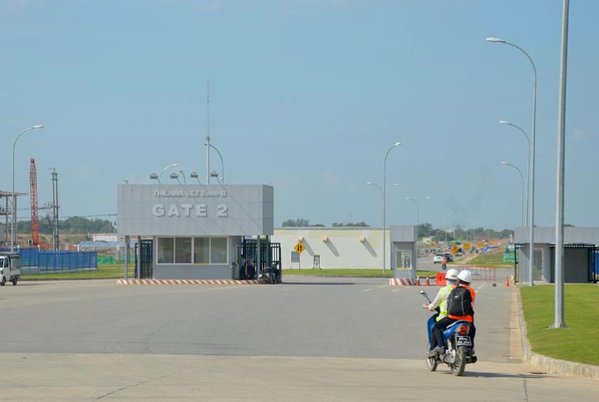 နိုင်ငံတကာမှလုပ်ငန်းရှင်များ ဝင်ရောက်မြှုပ်နှံထားသည့် သီလဝါအထူးစီးပွားရေးဇုန်ကို တွေ့ရစဉ် (ဓာတ်ပုံ-အောင်မျိုးသန့်)