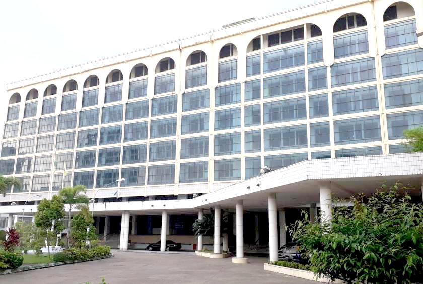 ရန်ကုန်မြို့ရှိ မြန်မာနိုင်ငံတော်ဗဟိုဘဏ်ရုံးကို တွေ့ရစဉ်