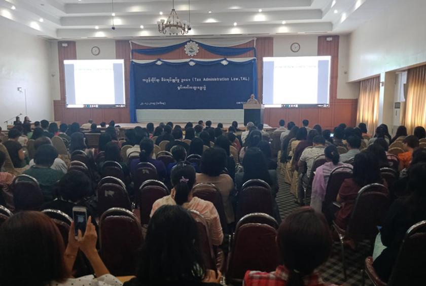 ဒီဇင်ဘာ ၂၄ ရက်က ကျင်းပသည့် အခွန်ဆိုင်ရာစီမံအုပ်ချုပ်မှုဥပဒေ ရှင်းလင်းဆွေးနွေးပွဲကို တွေ့ရစဉ်(ဓာတ်ပုံ-ဇေယျာငြိမ်း)