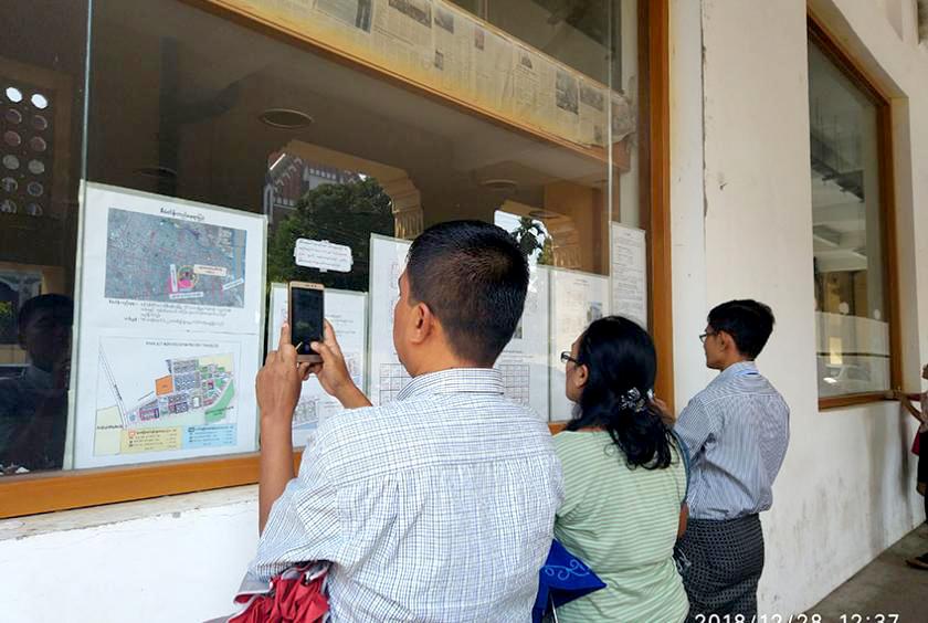 တန်ဖိုးနည်းအိမ်ရာ ဝယ်ယူခွင့်ရရှိသူများ စာရင်းထုတ်ပြန်ထားရာ လာရောက်ကြည့်ရှုနေသူများကို ယခင်နှစ်က တွေ့ရစဉ်