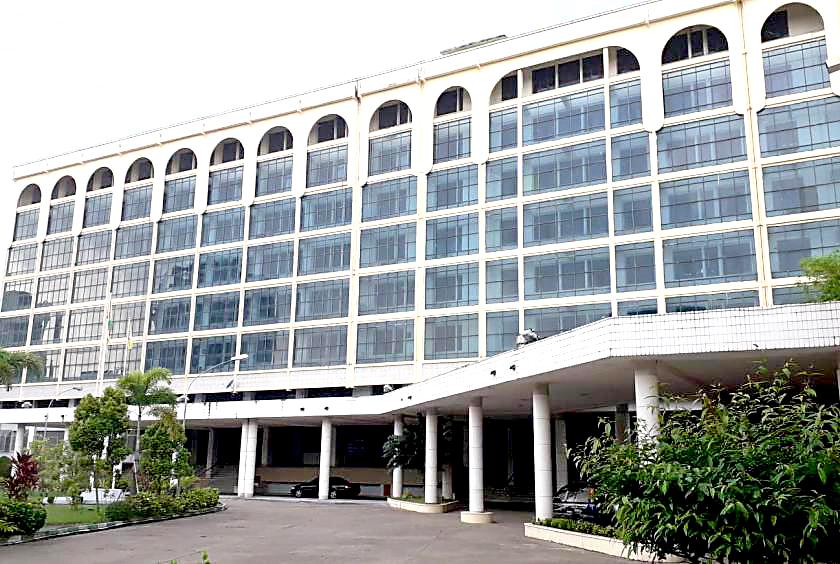ရန်ကုန်မြို့ရှိ မြန်မာနိုင်ငံတော်ဗဟိုဘဏ်ရုံးကိုတွေ့ရစဉ်