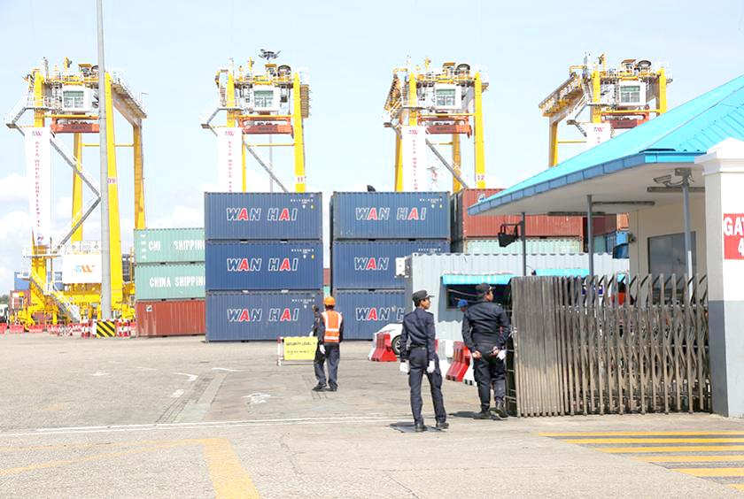 ရန်ကုန်မြို့ရှိ ဆိပ်ကမ်းတစ်ကိုတွေ့ရစဉ် (ဓာတ်ပုံ-ကြည်နိုင်)