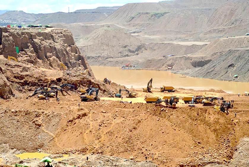 မြန်မာနိုင်ငံအထက်ပိုင်းရှိ သတ္တုတူးဖော်ရေးလုပ်ငန်းခွင်တစ်ခုကို တွေ့ရစဉ်