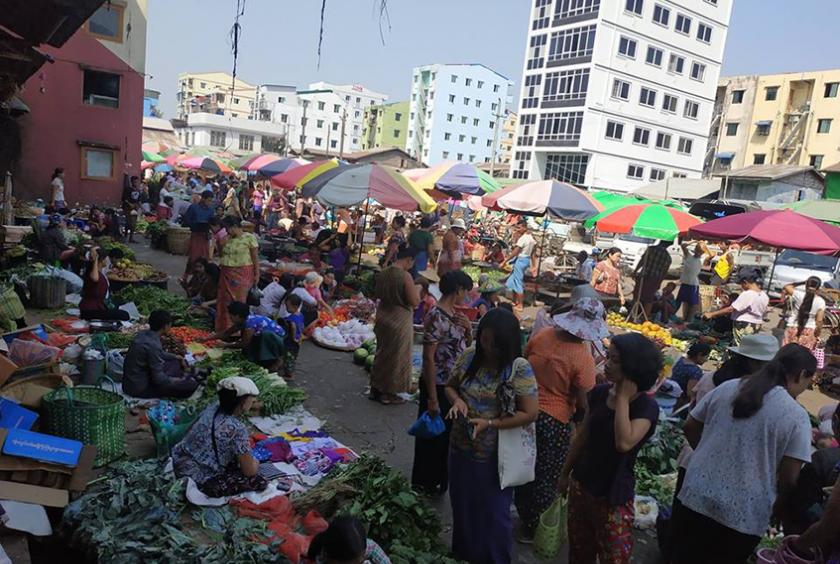 ရန်ကုန်မြို့ရှိ စားသောက်ကုန်များ ရောင်းချသော စျေးတန်းတစ်နေရာကို တွေ့ရစဉ်။ (ဓာတ်ပုံ-ရှိုင်းလင်းအောင်)
