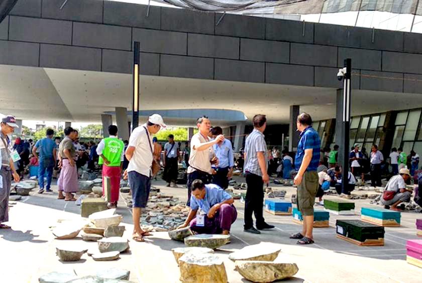 မန္တလေးမြို့တွင် ကျင်းပသည့် ကျောက်မျက်ပြပွဲတစ်ခုကို တွေ့ရစဉ်