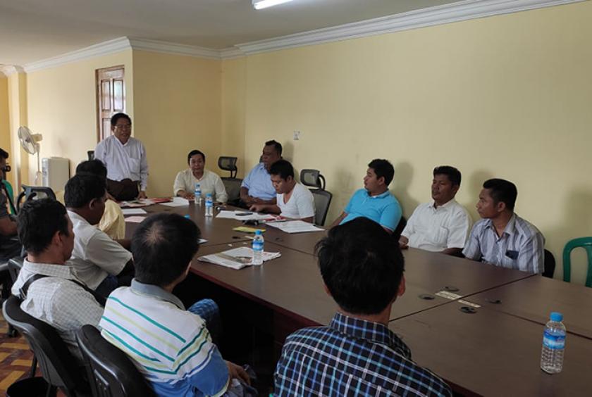 တညင်းကုန်းစျေးရှိ မြန်မာနိုင်ငံ ဖရဲ၊ သခွားမွှေး စိုက်ပျိုးထုတ်လုပ် တင်ပို့ရောင်းချသူများအသင်းရုံး၌ သတင်းစာရှင်းလင်းပွဲ ကျင်းပစဉ် (ဓာတ်ပုံ-နီလာ)
