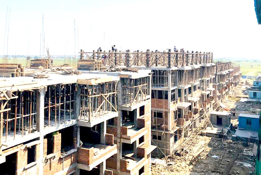 ဆောက်လုပ်ရေးဝန်ကြီးဌာနမှ အကောင်အထည်ဖော်နေသည့်အိမ်ရာစီမံကိန်းတစ်ခုကို တွေ့ရစဉ် (ဓာတ်ပုံ-DUHD)
