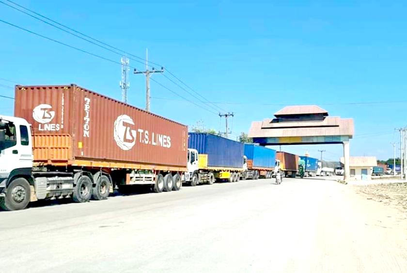 မြန်မာ-ထိုင်းနယ်စပ် မြဝတီကုန်သွယ်ရေးလမ်းကြောင်း တစ်နေရာကို တွေ့ရစဉ်