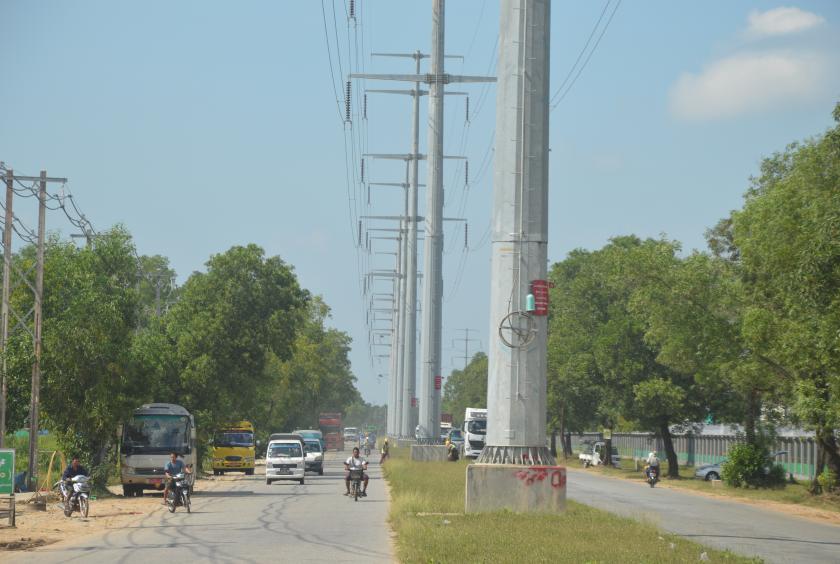 သီလဝါအထူးစီးပွားရေးဇုန်အတွင်း သွယ်တန်းထားသည့် လျှပ်စစ်ဓာတ်အားလိုင်းများကို တွေ့ရစဉ် (ဓာတ်ပုံ-အောင်မျိုးသန့်)