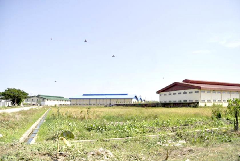 ကုန်ထုတ်စက်ရုံများ လည်ပတ်နေသော ရန်ကုန်မြို့ရှိ စက်မှုဇုန်တစ်ခုကိုတွေ့ရစဉ်