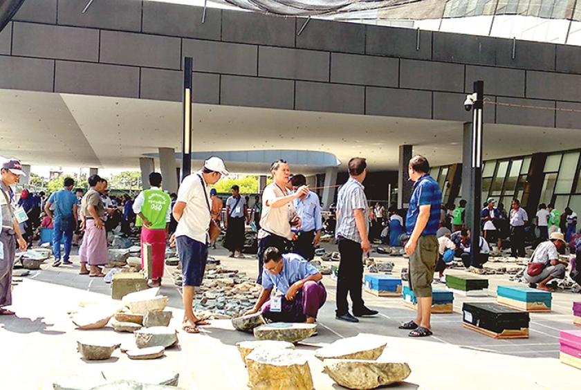  မန္တလေးမြို့တွင်ကျင်းပသည့် ကျောက်မျက်ပြပွဲတစ်ခုကို တွေ့ရစဉ် (ဓာတ်ပုံ-လဲ့လဲ့အောင်)