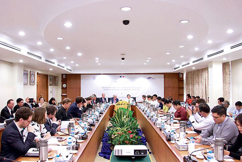   ပြင်သစ်- မြန်မာ နှစ်နိုင်ငံအကြား စီးပွားရေးပူးပေါင်းရန် ဆွေးနွေးနေမှုကို တွေ့ရစဉ် (ဓာတ်ပုံ -ကုန်သည်စက်မှုအသင်းချုပ်)
