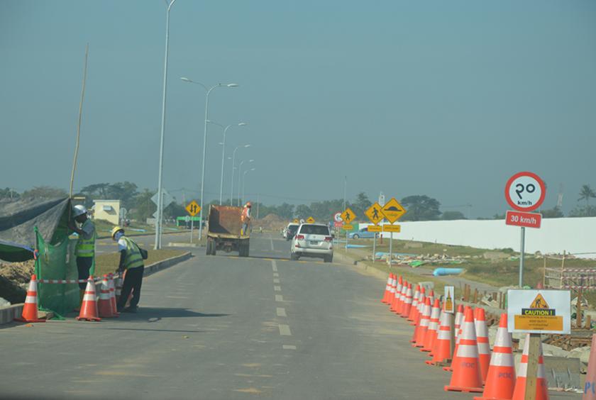    နိုင်ငံတကာမှလုပ်ငန်းရှင်များ ဝင်ရောက်ရင်းနှီးမြှုပ်နှံထားသည့် သီလဝါအထူးစီးပွားရေးဇုန်တစ်နေရာကို တွေ့ရစဉ် (ဓာတ်ပုံ-အောင်မျိုးသန့်)