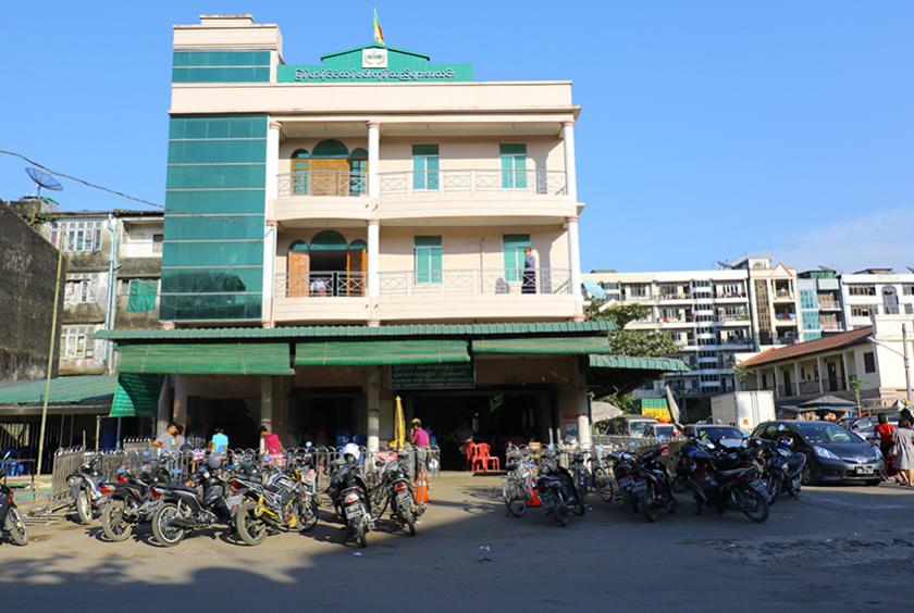  ရန်ကုန်မြို့ရှိ ဘုရင့်နောင်ဆန်ကုန်စည်ဒိုင်ကို တွေ့ရစဉ် (ဓာတ်ပုံ-ဇေယျာငြိမ်း)