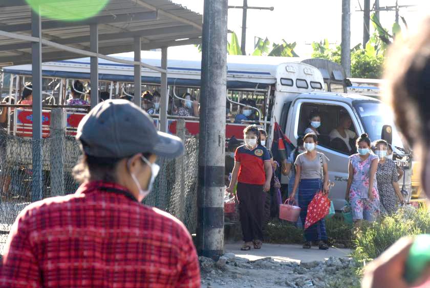 လှိုင်သာယာမြို့နယ်အတွင်း စက်ရုံအလုပ်ရုံများတွင် လုပ်ငန်းခွင်ဝင်ရောက်နေသည့် အလုပ်သမားများကို တွေ့ရစဉ် (ဓာတ်ပုံ- မျိုးထက်ပိုင်)
