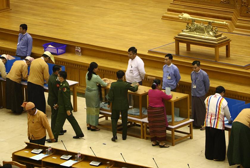 မတ် ၁၉ ရက်က ပြည်ထောင်စုလွှတ်တော်တွင် ဖွဲ့စည်းပုံအခြေခံဥပဒေပြင်ဆင်ရေး မဲခွဲဆုံးဖြတ်မှု ပြုလုပ်စဉ် (ဓာတ်ပုံ- ပြည့်ဖြိုးအောင်)