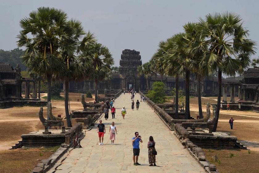 ၂၀၂၀ ပြည့်နှစ် မတ်လ ၅ ရက်က ကမ္ဘောဒီးယားနိုင်ငံရှိ အန်ကောဝပ်ဘုရားကျောင်းသို့ လာရောက်လည်ပတ်သည့် ခရီးသွားများကို တွေ့ရစဉ်