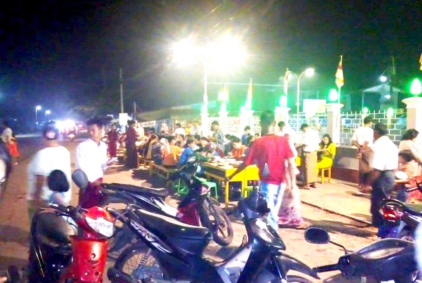 ကိုဗစ်ကာလမတိုင်မီ မော်လမြိုင် ကမ်းနားလမ်းတစ်လျှောက်တွင် တန်ဆောင်မုန်းလပြည့်နေ့ နံနက်က စတုဒိသာကျွေးမွေးနေစဉ်