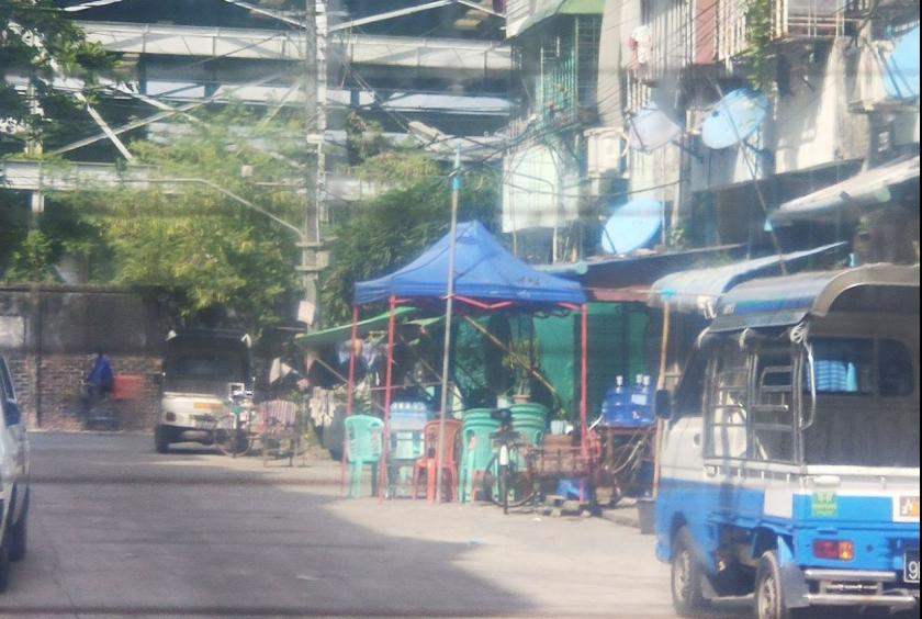 ကမာရွတ်မြို့နယ်၊ ၅ ရပ်ကွက်၊ အောင်သုခလမ်းအတွင်း ဒေါ်ပြားကြီး နာရေးအပြင်အဆင်အား တွေ့ရစဉ်။