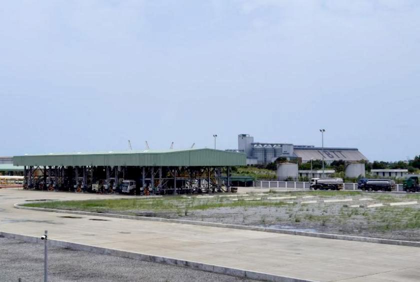 ယခုနှစ် မေလဆန်းပိုင်းက သီလဝါရှိဆီသိုလှောင်ကန်တစ်ခုတွင် ဆီဘောက်ဆာများအတွင်းသို့  ဆီဖြည့်ပေးနေမှုကို တွေ့ရစဉ်(ဓာတ်ပုံ- MPTA)
