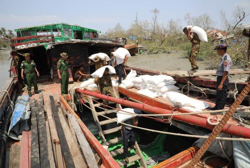 မောင်တောမြို့၊ ရသေ့တောင်မြို့နှင့် ဘူးသီးတောင်မြို့တို့မှ မုန်တိုင်းသင့် ဒေသခံပြည်သူများအတွက် ထောက်ပံ့ပေးအပ်မည့် စားသောက်ကုန် ပစ္စည်းများနှင့် ဆေးပစ္စည်းများအား ကူညီကယ်ဆယ်ရေးအဖွဲ့များက သယ်ယူပို့ဆောင်နေစဉ်
