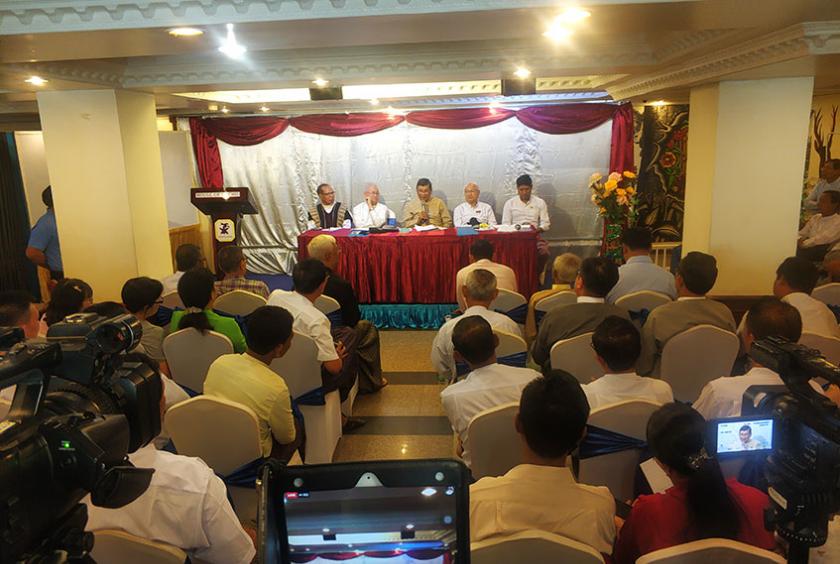 နိုဝင်ဘာ ၂၅ ရက်က Orchid Hotel တွင်  ပြည်ခိုင်ဖြိုးပါတီနှင့် ပါတီအချို့ သတင်းစာရှင်းလင်းပွဲ ပြုလုပ်စဉ်