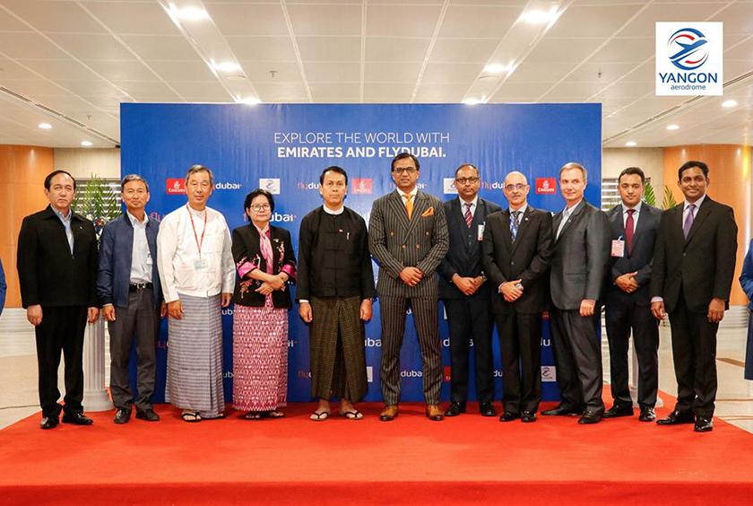 Flydubai လေကြောင်းလိုင်း ရန်ကုန်-ဒူဘိုင်း တိုက်ရိုက်ခရီးစဉ် စတင်ပျံသန်းခြင်း ခရီးစဉ်ကို ကြိုဆိုနှုတ်ဆက်ပွဲတွင် ဝန်ကြီးချုပ်နှင့် ရန်ကုန်လေဆိပ်တာဝန်ရှိသူများအား တွေ့ရစဉ်