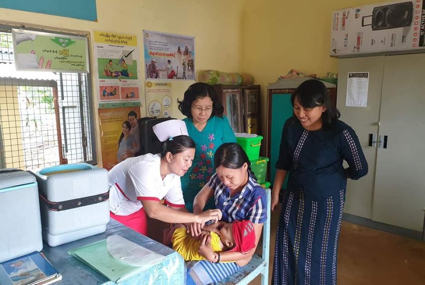  ဇူလိုင်လအတွင်းက ကရင်ပြည်နယ်ရှိ ကာကွယ်ဆေးထိုးစုရပ်တစ်နေရာတွင် ကလေးငယ်တစ်ဦးကို  ပိုလီယိုအစက်ချကာကွယ်ဆေး တိုက်ကျွေးနေစဉ်