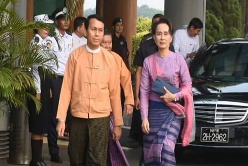 ဒေါ်အောင်ဆန်းစုကြည်နှင့် ဦးဖြိုးမင်းသိန်းတို့ကို ၂၀၁၉ ခုနှစ်က ရန်ကုန်လေဆိပ်၌ တွေ့ရစဉ် (Photo: Phyo Min Thein's FB)