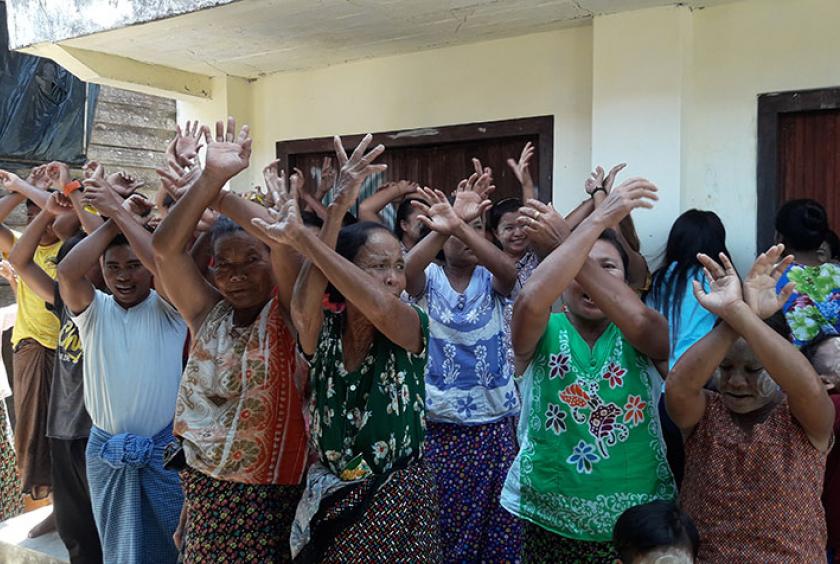   ပုလဲကုမ္ပဏီကို ကန့်ကွက်နေသည့် ဆလုံတိုင်းရင်းသားများကို တွေ့ရစဉ်