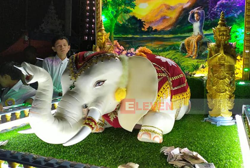 ထားဝယ်ဒေသ၏အထင်ကရ နှစ်ကျိပ်ရှစ်ဆူဘုရား လှည့်လည်အပူဇော်ခံပွဲ စတင်ကျင်းပနေသည့် ရွှေတောင်စားစေတီတော် ရင်ပြင်မှ ဘုရားများ မြို ့့တွင်းသို ့ ကြွချီအပူဇော်ခံနေသည်ကိုတွေ ့ရစဉ်