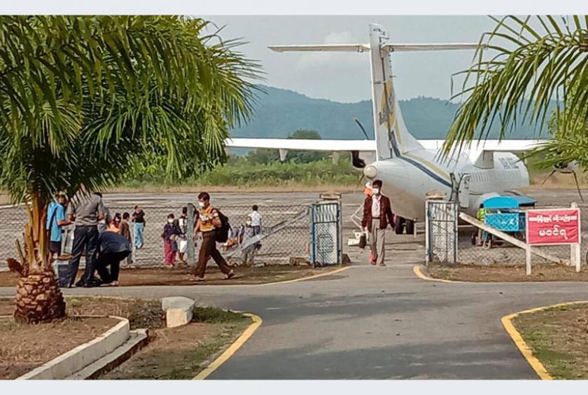 ထားဝယ် လေဆိပ်သို ့ ဧပြီလ ၂၉ ရက် ညနေပိုင်းက Air KBZ လေယာဉ်ဖြင့် ရောက်ရှိလာသူများကို တွေ ့ရစဉ် (photo-soe htike)
