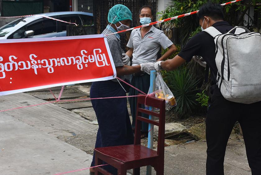  တောင်ဥက္ကလာပမြို့နယ်ရှိ စားသောက်ဆိုင်ဝန်ထမ်းတစ်ဦးနေထိုင်သည့်လမ်းကို Lockdown ချထားစဉ် (ဓာတ်ပုံ- မျိုးထက်ပိုင်)