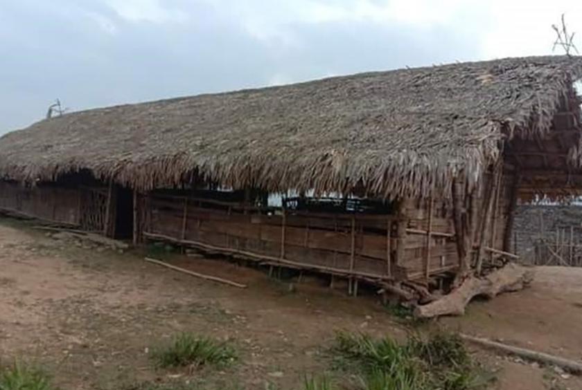 လဟယ်မြို့နယ်အတွင်းရှိ ကလေးငယ်များ စာသင်ကြားနေသည့် စာသင်ကျောင်းတစ်ကျောင်းကို တွေ့ရစဉ်