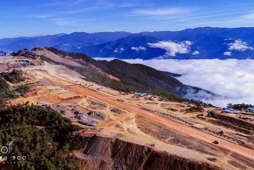   ဖလမ်း(ဆူရ်ဘုန်) လေဆိပ်သစ် တည်ဆောက်နေမှုကို တွေ့ရစဉ်