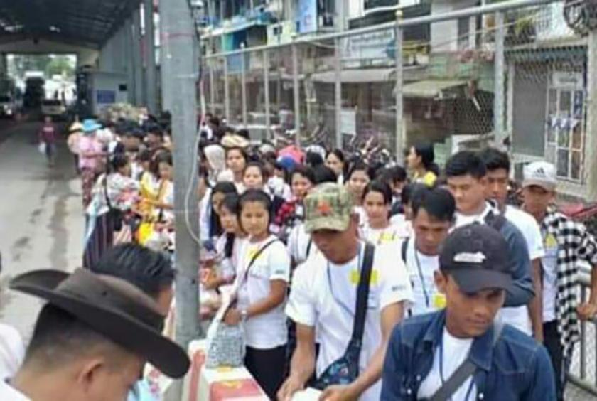 ထိုင်းနိုင်ငံဘက်သို့ မြဝတီနယ်စပ်ဂိတ်မှတစ်ဆင့် သွားရောက်လုပ်ကိုင်မည့် MoU လုပ်သားများအား တွေ့ရစဉ် 
